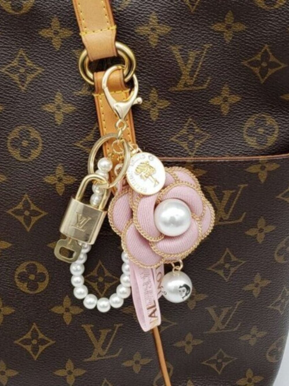 Authentic Louis Vuitton Gold Lock & Key 🔑 Bag Charm w/ Unbranded Flower Charm - Picture 2 of 9